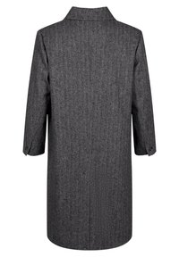 Cappotto grigio a spina di pesce con colletto, maniche a tre quarti e taglio dritto. Presenta dettagli con bottoni sui polsini delle maniche e una texture liscia.