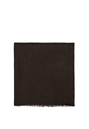 Mørkebrunt firkantet stof med let flossede kanter, lagt fladt på en hvid baggrund.