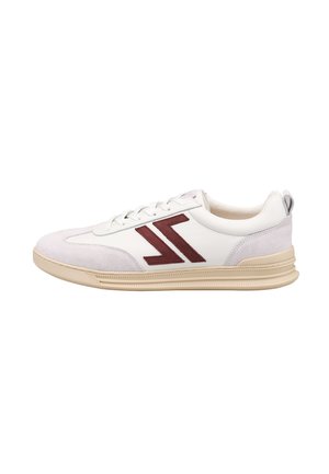 Hvide lædersneakers med grå ruskindsdetaljer, rund tå, flad beige sål og maroon logo på siden. Snørebåndsdesign med polstret krave.