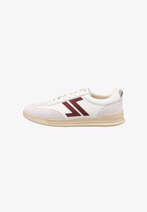 Sneaker in pelle bianca con accenti in camoscio grigio, punta rotonda, suola piatta beige e logo borgogna sul lato. Design con lacci e collo imbottito.