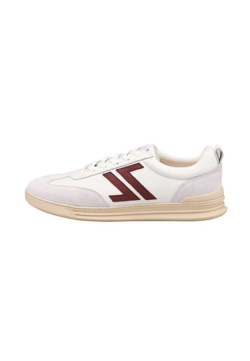 Białe skórzane sneakersy z szarymi zamszowymi akcentami, okrągłym noskiem, płaską beżową podeszwą i bordowym logo z boku. Sznurowany design z wyściółką przy kołnierzu.