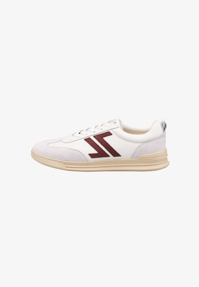 Weiße Leder-Sneaker mit grauen Wildlederakzenten, runder Zehenpartie, flacher beiger Sohle und bordeauxrotem Logo an der Seite. Schnürdesign mit gepolstertem Kragen.