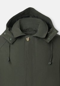 Chaqueta con capucha de color verde oscuro que presenta un cierre de botón, cordones ajustables y botones a presión en el cuello, con una textura de tela suave.