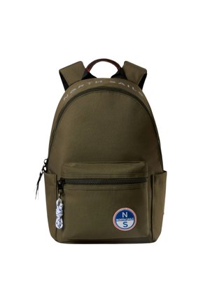 Zaino in tessuto verde oliva con una toppa rotonda, tasca frontale e chiusura con cerniera. Presenta spallacci imbottiti e una maniglia superiore per il trasporto.
