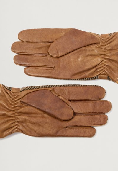 Brūnas ādas cimdi ar struktūru, ar savelkamu plaukstas daļu, dekoratīvu dūrienu un uzliktu akcentu uz plaukstām.