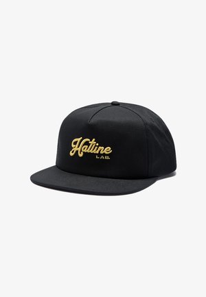 Gorra negra de visera plana con el logo "Hatline LAB." bordado en amarillo en el frente, exhibida sobre un fondo blanco.