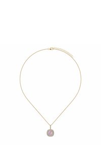 Złocona naszyjnik z kwadratowym różowym kryształowym wisiorkiem otoczonym przez wiele przezroczystych kamieni, na delikatnym łańcuszku z zapięciem.