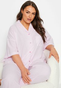 Vaatekokoelma vaaleanpunaista raidallista pyjama-settiä, jossa on lyhyet hihat, painonappi-edessä, taskuyksityiskohta ja pehmeä kangas, joka tarjoaa rentoa istuvuutta ja sileän tekstuurin.