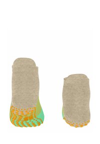 Chaussettes no-show grises et texturées avec un renfort au niveau des orteils. Le talon et les orteils présentent des points en caoutchouc verts et oranges pour une meilleure adhérence.