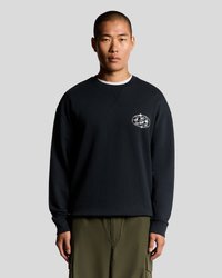 Sweatshirt preta com gola redonda, com um desenho gráfico branco no peito. Tem mangas compridas e um corte descontraído.