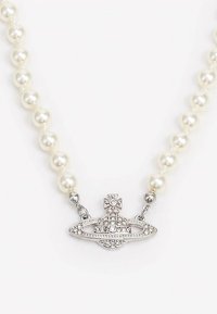 Perlekæde med vedhæng i form af Saturn i detaljeret sølv, med et kors på toppen og indlejrede små klare sten.