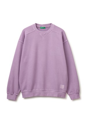 Sudadera lavanda con cuello redondo, mangas largas, puños y bajo acanalados, y una pequeña parche cosido cerca del bajo en un fondo blanco.