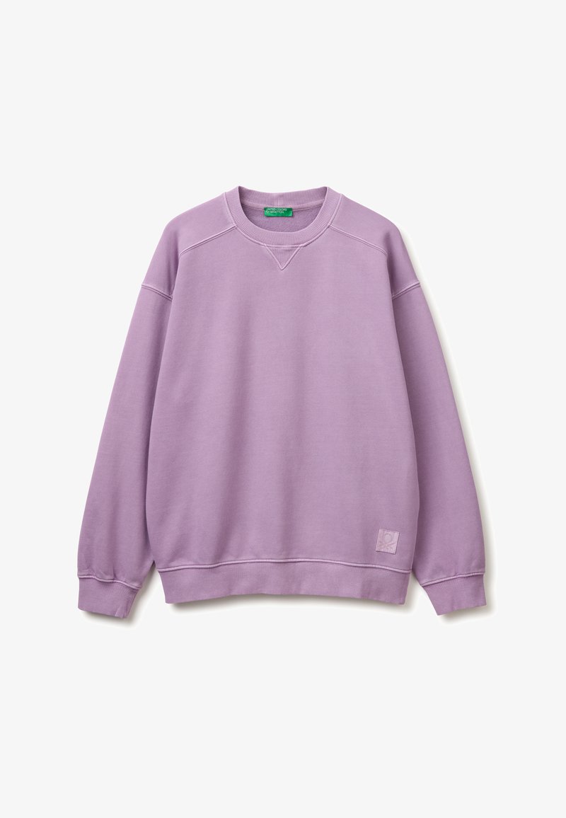 Sweat-shirt col rond lavande avec manches longues, poignets et ourlet côtelés, et une petite pièce cousue près de l'ourlet inférieur sur fond blanc.