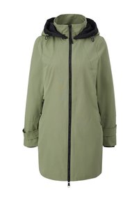Veste vert olive avec une capuche noire, fermeture éclair sur le devant, poches latérales et manches retroussables. Texture lisse et design léger.
