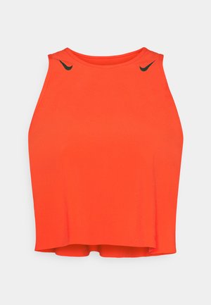 Červený športový tielko s vysokým golierom a bezrukávovým dizajnom. Čierne logo akcenty pri pleciach. Hladký, ľahký materiál.