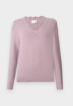 Pull en tricot lavande à manches longues avec un col en V festonné et des bords côtes aux poignets et à l'ourlet.