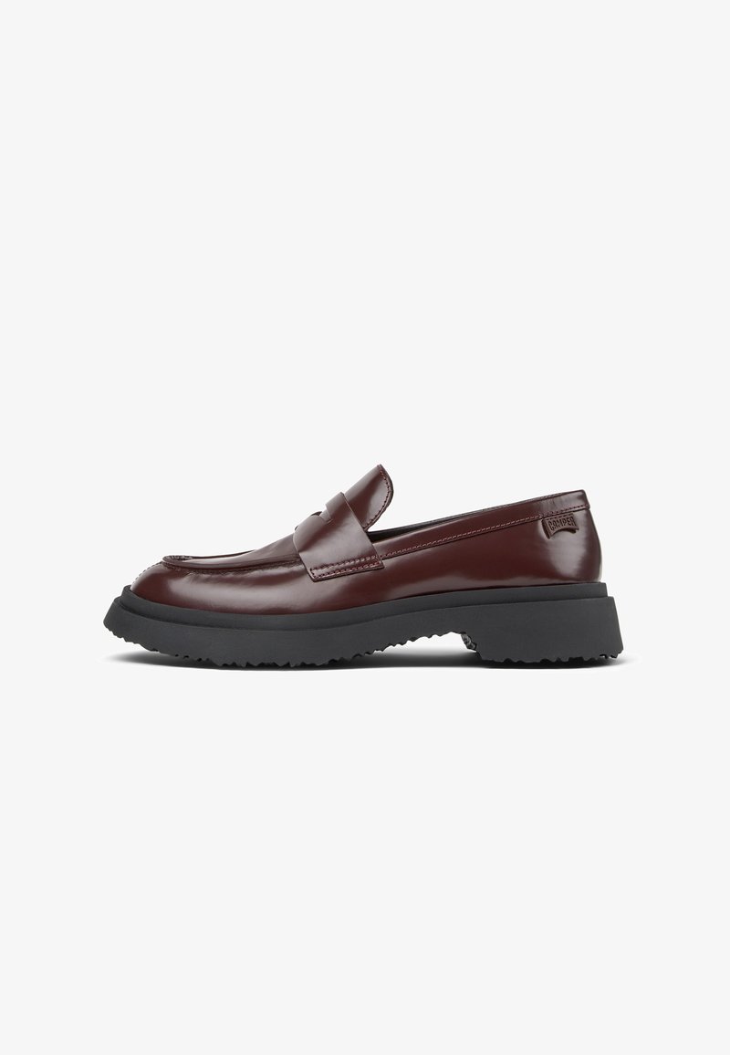 Bordeauxfarbene Lackleder-Slipper mit runder Zehenpartie, gesteppten Details und einer strukturierten schwarzen Gummisohle für besseren Halt.