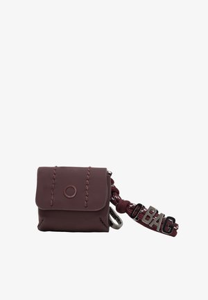 Sac compact bordeaux en matériau caoutchouteux, doté d'un rabat à replier, de détails cousus et d'une sangle tressée avec un charme argenté "BAG".