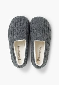 Pantofole grigie lavorate a maglia con superficie testurizzata, morbido rivestimento color crema e design a taglio basso. Nome del marchio "Pisamonas" visibile all'interno.