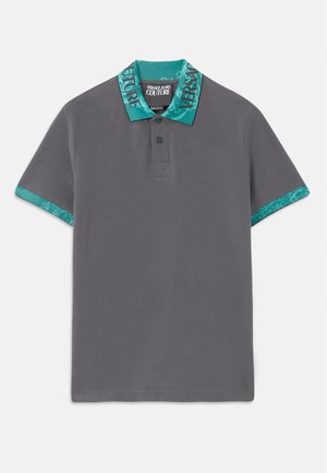 Camisa polo cinza com colarinho e punhos de manga em teal com padrão. Apresenta dois botões na parte da frente e um logotipo no colarinho. Textura suave.