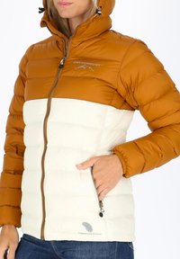 Kurtka puchowa z brązową górną częścią i białą dolną częścią. Posiada zamek błyskawiczny, kaptur, boczną kieszeń na zamek oraz detal z logo.