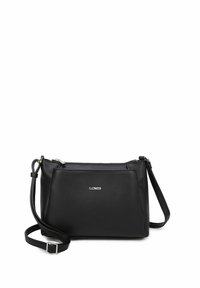 Bolso cruzado de cuero negro con cierre de cremallera, con forma rectangular, correa ajustable y sutil detalle de logo en la parte frontal.