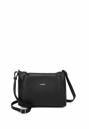 Bolso cruzado de cuero negro con cierre de cremallera, con forma rectangular, correa ajustable y sutil detalle de logo en la parte frontal.