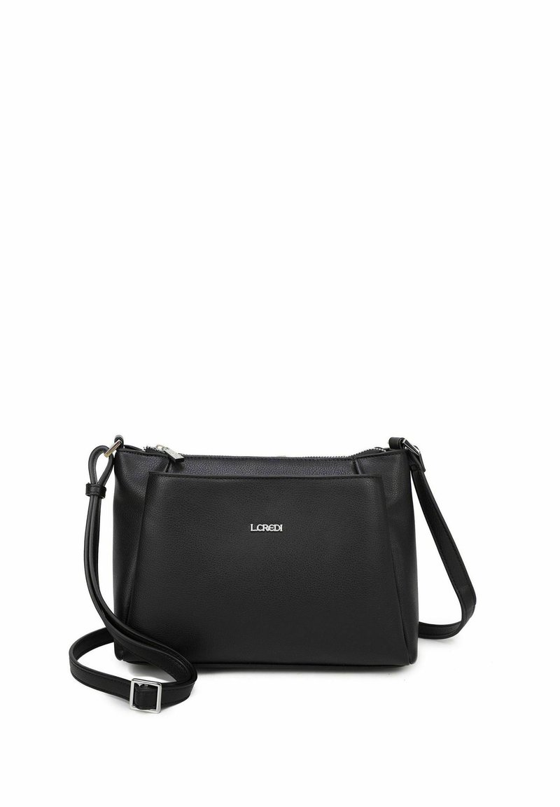 Bolso cruzado de cuero negro con cierre de cremallera, con forma rectangular, correa ajustable y sutil detalle de logo en la parte frontal.