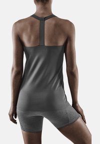 Donkergrijze sporttanktop met ribbeltextuur, met een racerback ontwerp, gecombineerd met bijpassende grijze shorts.
