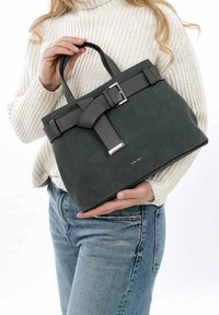 Borsa a tracolla in pelle grigia con un design strutturato, dotata di una larga tracolla con una fibbia argentata e dettagli texturizzati. Forma compatta, finitura elegante.