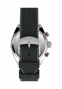 Melnas ādas pulksteņa siksniņa ar baltu dūrienu un sudraba Timex sprādzi, piestiprināta pie sudraba hronogrāfa pulksteņa korpusa.