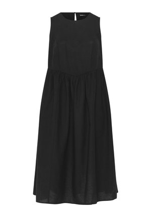 Mouwloze zwarte midijurk met ronde hals, nauwsluitend lijfje, geplooide taille en vloeiende rok.