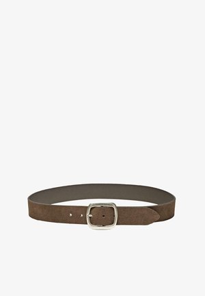 Bruine suède riem met een rechthoekige zilveren metalen gesp, een gladdere textuur, en vijf verstelbare gaten langs de band.