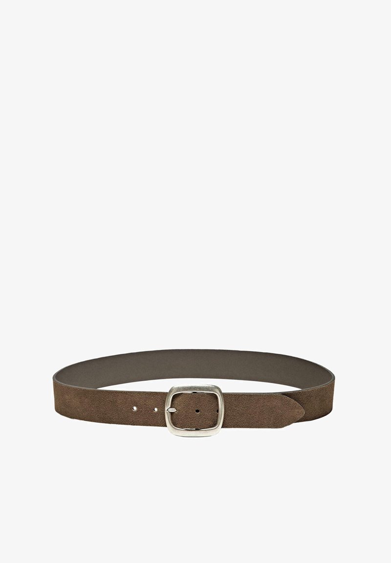 Bruine suède riem met een rechthoekige zilveren metalen gesp, een gladdere textuur, en vijf verstelbare gaten langs de band.