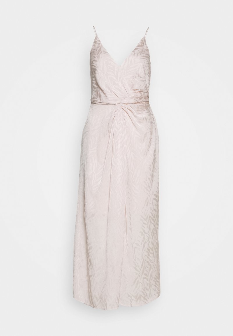 Robe longue rose pâle avec un col en V, des bretelles fines et un détail torsadé à la taille. Présente un motif texturé subtil. Tissu lisse.