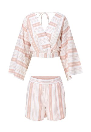 Dvoudílný set s světle růžovými a bílými vertikálními pruhy, obsahující dlouhý rukáv crop top s výstřihem do V a odpovídající kraťasy s elastickým pasem.