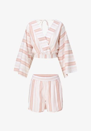 To-delt sæt med lyserøde og hvide lodrette striber, bestående af en langærmet crop top med V-hals og matchende shorts med elastik i taljen.