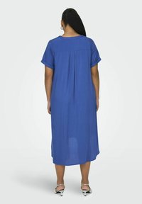 ONLY Carmakoma CARNEWDENIZIA SS CALF  - Rochie tip cămașă - dazzling blue