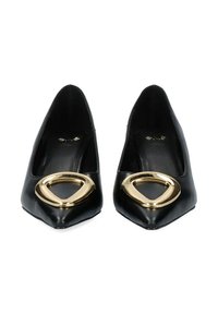 Décolleté nere con punta a mandorla e finitura lucida, caratterizzate da un grande accento geometrico dorato sulla parte anteriore, design elegante e texture liscia.