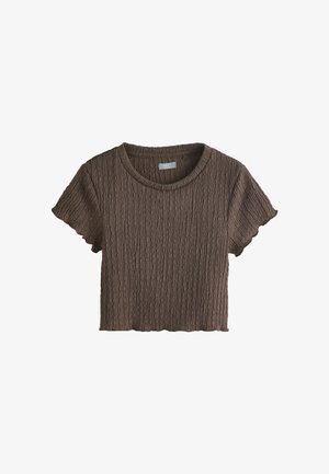 Brun kortærmet tekstureret croptop med rund halsudskæring og bølgede kanter på ærmer og kant, lagt fladt på hvid baggrund.