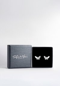 Silberne Schmetterlingsohrringe mit funkelnden Steinakzenten, präsentiert in einer grauen, strukturierten Box mit schwarzem Samtfutter.