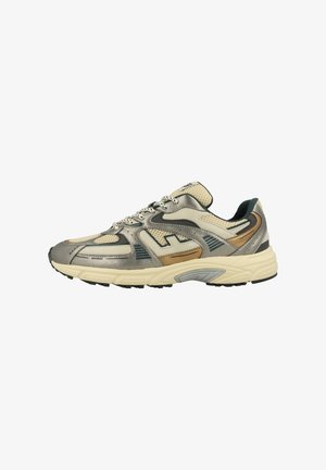 Grijze en beige sportieve sneaker met bovenwerk van gemengd mesh en leer, patroonveters, dikke crèmekleurige zool en metalen bronzen accenten, zijaanzicht.