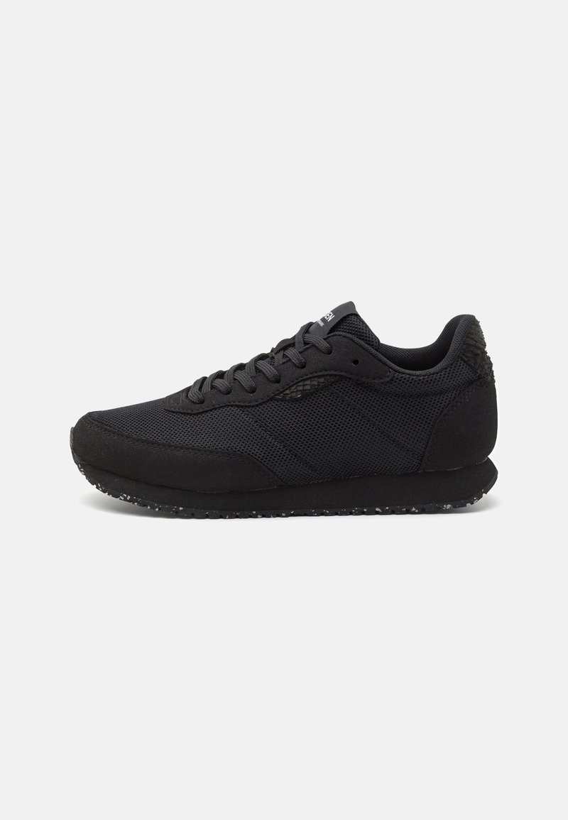 Chaussures de sport noires avec une tige en mesh, des accents en daim, un talon texturé et une semelle en caoutchouc au design tacheté. Fermeture à lacets.