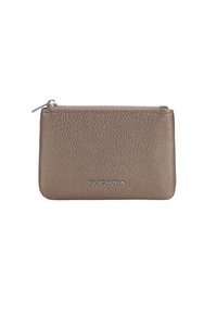 Pochette zippée en cuir fuchsia, surface texturée, forme rectangulaire, avec un logo argenté en bas et une fermeture éclair en haut.