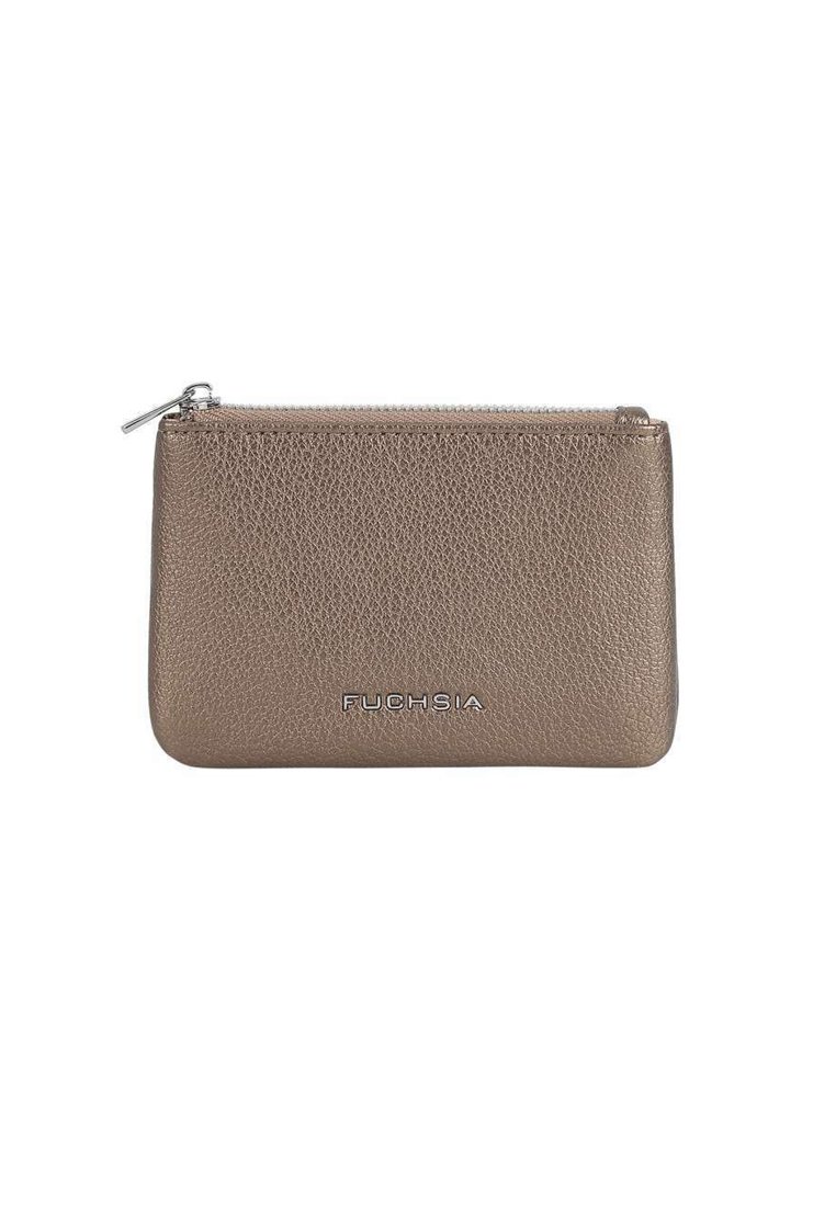 Pochette zippée en cuir fuchsia, surface texturée, forme rectangulaire, avec un logo argenté en bas et une fermeture éclair en haut.