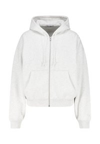 Sudadera recortada de color gris claro, hecha de una tela suave y texturizada. Presenta un cierre frontal con cremallera, dos bolsillos tipo canguro y una capucha con cordón.