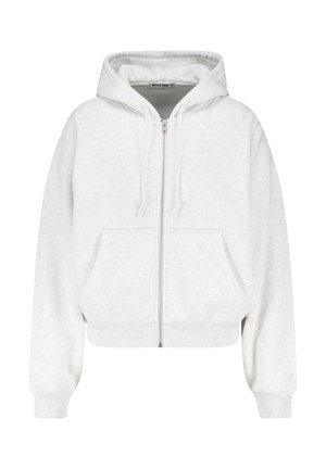 Felpa corta di colore grigio chiaro realizzata in un tessuto morbido e testurizzato. Presenta una zip anteriore, due tasche a marsupio e un cappuccio con coulisse.