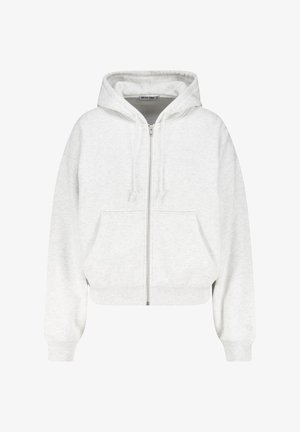 Sudadera recortada de color gris claro, hecha de una tela suave y texturizada. Presenta un cierre frontal con cremallera, dos bolsillos tipo canguro y una capucha con cordón.