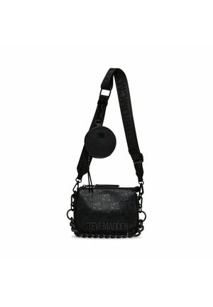 Schwarze Leder-Umhängetasche von Steve Madden mit geprägtem Logo, verstellbarem Riemen, rundem Münzfach und auffälliger Kettenverzierung am Boden.