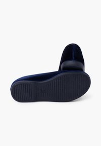 Tyrkysová sametová dámská bota na podpatku s kulatou špičkou, hladkým povrchem a gumovou podrážkou se světlými drážkami.